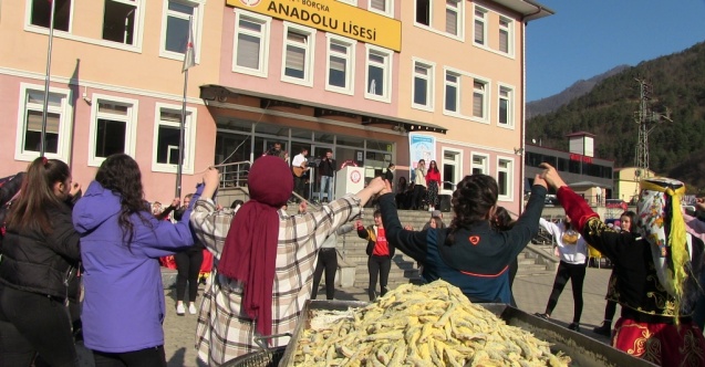 Borçkalı Öğrencilere Hamsi Şenliği