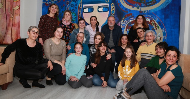 TİYATROCU KADINLARDAN ÖRNEK DAVANIŞ