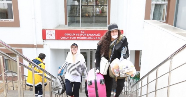 Artvin'de Karantina Süresi Dolan 270 Kişi Memleketlerine Uğurlandı