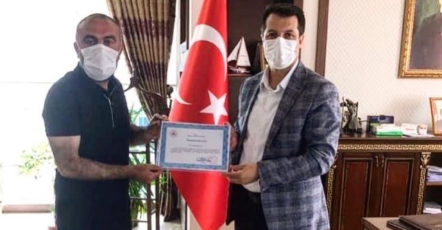 Kaymakamdan Hayırsever iş insanı Koyuncu'ya "Teşekkür Belgesi"