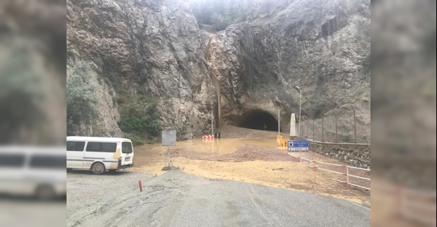 Artvin-Erzurum kara yolu heyelan nedeniyle ulaşıma kapandı