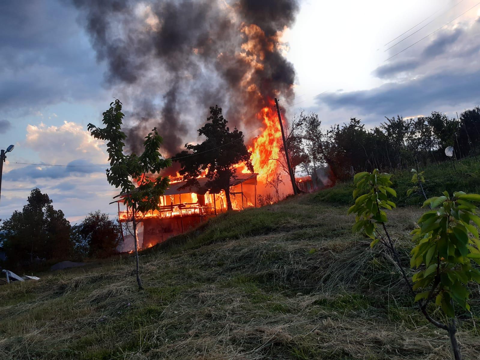 Şavşat'a 2 Katlı Ev Çıkan Yangında Kullanılamaz Hale Geldi