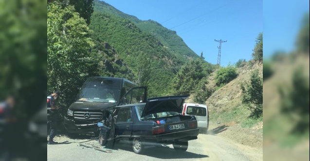 Şavşat Artvin Karayolunda iki araç kafa kayaya çarpıştı 4 yaralı