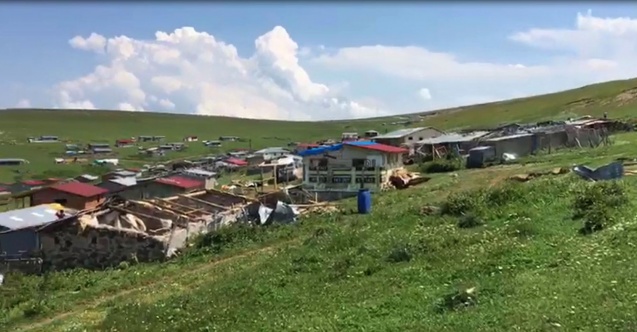 Artvin'de şiddetli rüzgar yayla evlerinin çatısını uçurdu