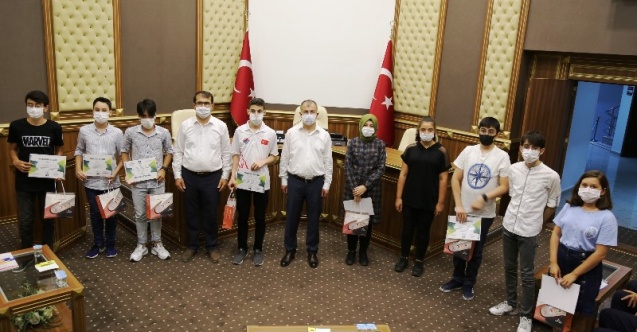 Vali Doruk, LGS'de Başarılı Olan Öğrencileri Ödüllendirdi