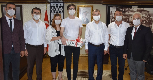 Vali Doruk YKS İl Birincisi Reisoğlu’nu Ödüllendirdi