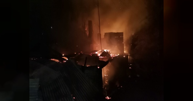 Artvin'de çıkan yangında 3 ev kullanılamaz hale geldi