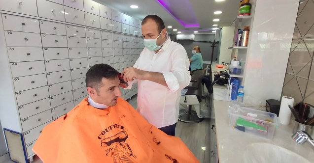 Artvinli berber her müşterisine farklı malzemelerle hizmet veriyor