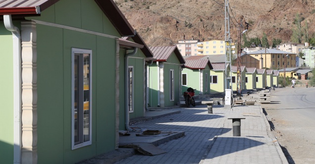 Yusufeli'nde ev ve iş yerleri kamulaştırılan vatandaşlar geçici prefabrik konutlara taşınıyor