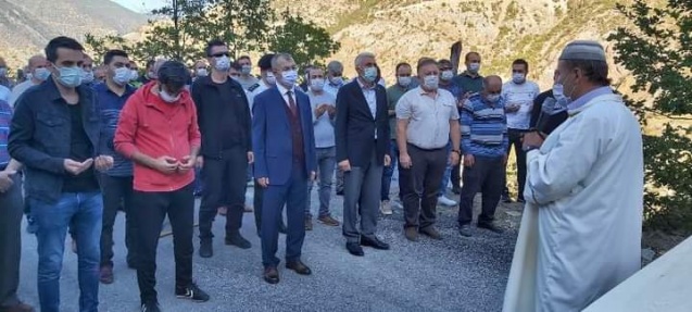 Artvin Valisi Yılmaz Doruk, hayatını kaybeden Merkez İlçeye bağlı Ķöseler Köyü Muhtarı Ziver Demirtaş’ın Cenaze Törenine Katıldı