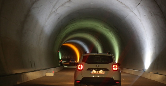 Ulaştırma ve Altyapı Bakanı Karaismailoğlu, Yusufeli'nde yol ve tüneller inşaatlarını inceledi
