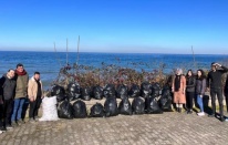 AK Parti Arhavi Gençlik Kolları Başkanlığı, Çevre Temizliğine Dikkat Çekmek İçin Sahilde Çöp Topladı