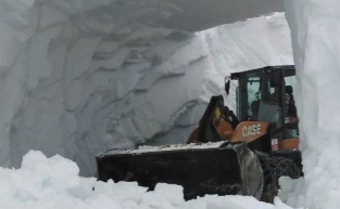 ARHAVİ YAYLALAR YOLU KAR TÜNELİ KAZILARAK ULAŞIMA AÇILDI