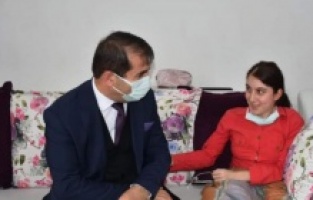 İL MİLLİ EĞİTİM MÜDÜRÜ FAHRİ ACAR'DAN EVDE EĞİTİM GÖREN ÖĞRENCİYE ZİYARET