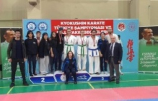 KARATE SPORCULARINDAN MADALYA YAĞMURU