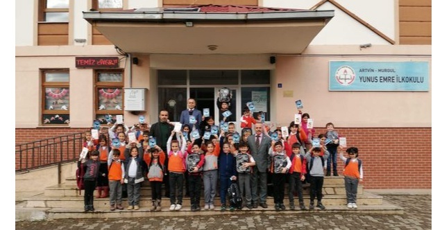 Öğrencilere Kırtasiye Malzemeleri Hediye Edildi 