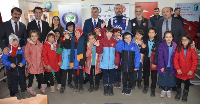 Tut Elimi Derneğinden Öğrencilere Bot ve Mont Hediyesi 