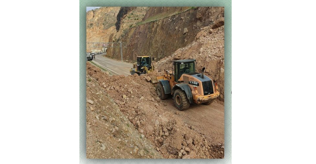 Artvin İl Özel İdaresi Ekipleri Heyalan Sonucu Kapanan Yola Müdahelede Bulundu