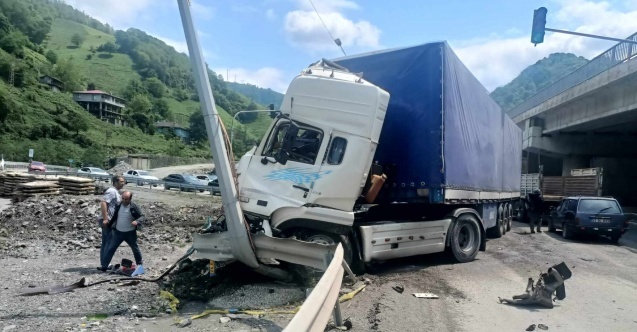 HOPA’DA TRAFİK KAZASI MEYDANA GELDİ